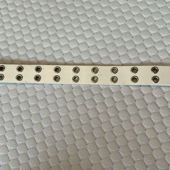 White double grommet leather belt. Small/ medium. - Picture 4 of 9